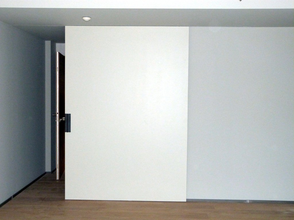 FABRICACIÓ DE PORTES CORREDERES A MIDA les portes correderes de grans dimensions per separar espais dins una mateixa sala o dividir diferents estàncies en una casa. Gràcies a la maquinaria de la que disposem podem fabricar portes de fins a 340 cm d’alçada i l’amplada desitjada en l’acabat desitjat.