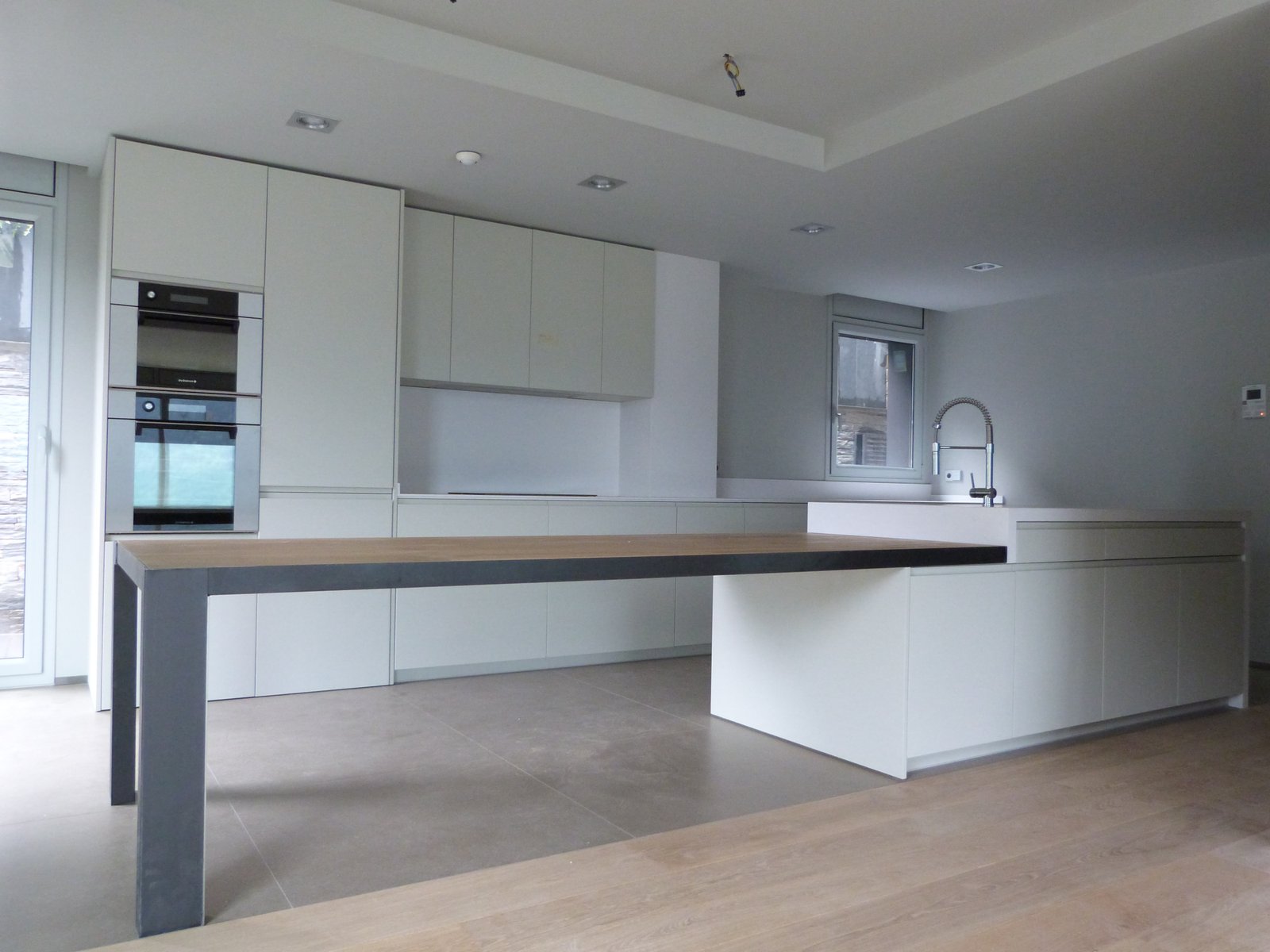 Fusteria Ebenisteria Confer Andorra. Alta decoració, interiorisme i Mobiliari a mida. Som la fusteria d'alt standing a Andorra. Podem fer tot tipus de treballs però som especialment eficients en mobiliari a mida per a pisos de luxe. Mobiliari a mida i especial per a: joieries, perfumeries, botigues de tot tipus, despatxos de consultores i bancs, habitatges alt standing. La manera de treballar d'Ebenisteria Fusteria Confer Andorra, reflex del coneixement de la tradició artesanal i la integració de les noves tecnologies, constitueix una combinació pròpia que imprimeix un segell distintiu als nostres productes i serveis. Posem a la seva disposició els nostres departaments tècnics i de disseny per a desenvolupar, pressupostar qualsevol projecte d'ebenisteria de luxe a preus competitius, que sigui del seu interès. Fusteria Confer Andorra realitza mobles de luxe a mida des de fa més de 25 anys. Des de llavors, les mans artistes dels nostres artesans han donat forma a infinitat d'estils i dissenys, dotant a cada peça d'un esperit elegant i personal. La marqueteria i la talla són tècniques artesanals i segell de la personalitat de les peces nascudes al nostre taller. Peces realitzades en fustes nobles i exòtiques, amb acabats perfectes que ens envolten en una estètica exclusiva i plaent. Aquesta és una tasca artesanal, un ofici tradicional. És aquesta una bellesa per a ser viscuda i gaudida. És aquesta una mostra de la passió que encomana les nostres vides i que volem compartir amb tots vostès.