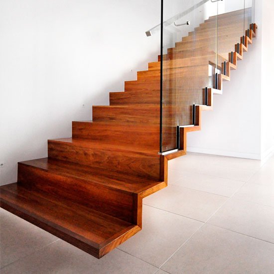 La noblesa de la fusta fa d'ella un material molt vàlid per ser utilitzat en tot tipus d'escales. Siguin modernes o clàssiques, de disseny o rústiques, per a obra nova o reformes, les escales de fusta sempre donen aquest toc acollidor que tota llar necessita.