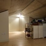 Decorar una buhardilla Ideas, trucos y sugerencias para buhardillas Las buhardillas son espacios llenos de encanto, aunque su decoración puede traernos más de un problema. En muchos casos la altura de los techos y la falta de luz hacen que sean estancias oscuras, por lo que el reto es potenciar la luminosidad con colores claros y abriendo ventanas en el techo. Al mismo tiempo, muchas veces se trata de una habitación de difícil acceso y si una funció ...