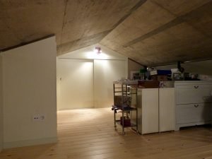 Decorar una buhardilla Ideas, trucos y sugerencias para buhardillas Las buhardillas son espacios llenos de encanto, aunque su decoración puede traernos más de un problema. En muchos casos la altura de los techos y la falta de luz hacen que sean estancias oscuras, por lo que el reto es potenciar la luminosidad con colores claros y abriendo ventanas en el techo. Al mismo tiempo, muchas veces se trata de una habitación de difícil acceso y si una funció ...