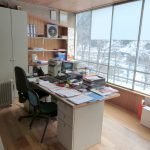 Qualitat i servei defineixen Fusteria de luxe Carpintería de lujo Ebenisteria Confer Andorra, que es caracteritza per un equip multidisciplinari i una oficina tècnica amb professionals de primera línia i anys d’experiència. Aquesta capacitat de treball permet fer realitat qualsevol disseny d’un arquitecte o interiorista a partir d’un simple esbós i, alhora, mantenir una interlocució amb el client que busca solucions per donar resposta a les necessitats funcionals d’un espai. Taller d’ebenisteria i fusteria de luxe i d’alta gamma. Som capaços de fer realitat un moble partint del plànol més detallat però també d’una idea mínima, un simple croquis, inspiració o element preexistent. En col·laboració amb arquitectes, interioristes i professionals del disseny, els nostres experts en fusta seleccionaran els materials i tècniques adequats perquè el moble adquireixi tot el seu potencial estètic i funcional i tingui un rendiment òptim en l’ús que se’n faci.