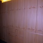 Qualitat i servei defineixen Fusteria de luxe Carpintería de lujo Ebenisteria Confer Andorra, que es caracteritza per un equip multidisciplinari i una oficina tècnica amb professionals de primera línia i anys d’experiència. Aquesta capacitat de treball permet fer realitat qualsevol disseny d’un arquitecte o interiorista a partir d’un simple esbós i, alhora, mantenir una interlocució amb el client que busca solucions per donar resposta a les necessitats funcionals d’un espai. Taller d’ebenisteria i fusteria de luxe i d’alta gamma. Som capaços de fer realitat un moble partint del plànol més detallat però també d’una idea mínima, un simple croquis, inspiració o element preexistent. En col·laboració amb arquitectes, interioristes i professionals del disseny, els nostres experts en fusta seleccionaran els materials i tècniques adequats perquè el moble adquireixi tot el seu potencial estètic i funcional i tingui un rendiment òptim en l’ús que se’n faci.