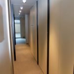 Qualitat i servei defineixen Fusteria de luxe Carpintería de lujo Ebenisteria Confer Andorra, que es caracteritza per un equip multidisciplinari i una oficina tècnica amb professionals de primera línia i anys d’experiència. Aquesta capacitat de treball permet fer realitat qualsevol disseny d’un arquitecte o interiorista a partir d’un simple esbós i, alhora, mantenir una interlocució amb el client que busca solucions per donar resposta a les necessitats funcionals d’un espai. Taller d’ebenisteria i fusteria de luxe i d’alta gamma. Som capaços de fer realitat un moble partint del plànol més detallat però també d’una idea mínima, un simple croquis, inspiració o element preexistent. En col·laboració amb arquitectes, interioristes i professionals del disseny, els nostres experts en fusta seleccionaran els materials i tècniques adequats perquè el moble adquireixi tot el seu potencial estètic i funcional i tingui un rendiment òptim en l’ús que se’n faci.