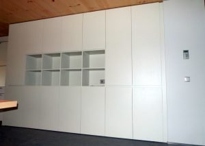 Fusteria Ebenisteria de Mobles a mida a Santa Coloma a Andorra la Vella. Som una Ebenisteria que fàbrica mobles a mida ubicada a Andorra, especialitzada en la fabricació del moble de disseny modern i contemporani fet a mida. ... Armari de portes batents, lacat blanc amb motllura sostre i tirador clàssic. ... Menjador a mida tot acabat amb laca blanca.