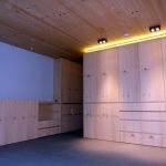 Qualitat i servei defineixen Fusteria de luxe Carpintería de lujo Ebenisteria Confer Andorra, que es caracteritza per un equip multidisciplinari i una oficina tècnica amb professionals de primera línia i anys d’experiència. Aquesta capacitat de treball permet fer realitat qualsevol disseny d’un arquitecte o interiorista a partir d’un simple esbós i, alhora, mantenir una interlocució amb el client que busca solucions per donar resposta a les necessitats funcionals d’un espai. Taller d’ebenisteria i fusteria de luxe i d’alta gamma. Som capaços de fer realitat un moble partint del plànol més detallat però també d’una idea mínima, un simple croquis, inspiració o element preexistent. En col·laboració amb arquitectes, interioristes i professionals del disseny, els nostres experts en fusta seleccionaran els materials i tècniques adequats perquè el moble adquireixi tot el seu potencial estètic i funcional i tingui un rendiment òptim en l’ús que se’n faci.