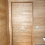 decoració d'estil nòrdic, revestir parets i terres amb fusta natural i de tons clars també és tendència. La forma de treballar la fusta en la decoració nòrdica és molt austera, per això, més que els parquets perfectament simètrics i tractats, el que s'estila són els terres de fusta natural amb les seves imperfeccions incloses,