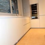 Qualitat i servei defineixen Fusteria de luxe Carpintería de lujo Ebenisteria Confer Andorra, que es caracteritza per un equip multidisciplinari i una oficina tècnica amb professionals de primera línia i anys d’experiència. Aquesta capacitat de treball permet fer realitat qualsevol disseny d’un arquitecte o interiorista a partir d’un simple esbós i, alhora, mantenir una interlocució amb el client que busca solucions per donar resposta a les necessitats funcionals d’un espai. Taller d’ebenisteria i fusteria de luxe i d’alta gamma. Som capaços de fer realitat un moble partint del plànol més detallat però també d’una idea mínima, un simple croquis, inspiració o element preexistent. En col·laboració amb arquitectes, interioristes i professionals del disseny, els nostres experts en fusta seleccionaran els materials i tècniques adequats perquè el moble adquireixi tot el seu potencial estètic i funcional i tingui un rendiment òptim en l’ús que se’n faci.