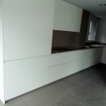 Qualitat i servei defineixen Fusteria de luxe Carpintería de lujo Ebenisteria Confer Andorra, que es caracteritza per un equip multidisciplinari i una oficina tècnica amb professionals de primera línia i anys d’experiència. Aquesta capacitat de treball permet fer realitat qualsevol disseny d’un arquitecte o interiorista a partir d’un simple esbós i, alhora, mantenir una interlocució amb el client que busca solucions per donar resposta a les necessitats funcionals d’un espai. Taller d’ebenisteria i fusteria de luxe i d’alta gamma. Som capaços de fer realitat un moble partint del plànol més detallat però també d’una idea mínima, un simple croquis, inspiració o element preexistent. En col·laboració amb arquitectes, interioristes i professionals del disseny, els nostres experts en fusta seleccionaran els materials i tècniques adequats perquè el moble adquireixi tot el seu potencial estètic i funcional i tingui un rendiment òptim en l’ús que se’n faci.