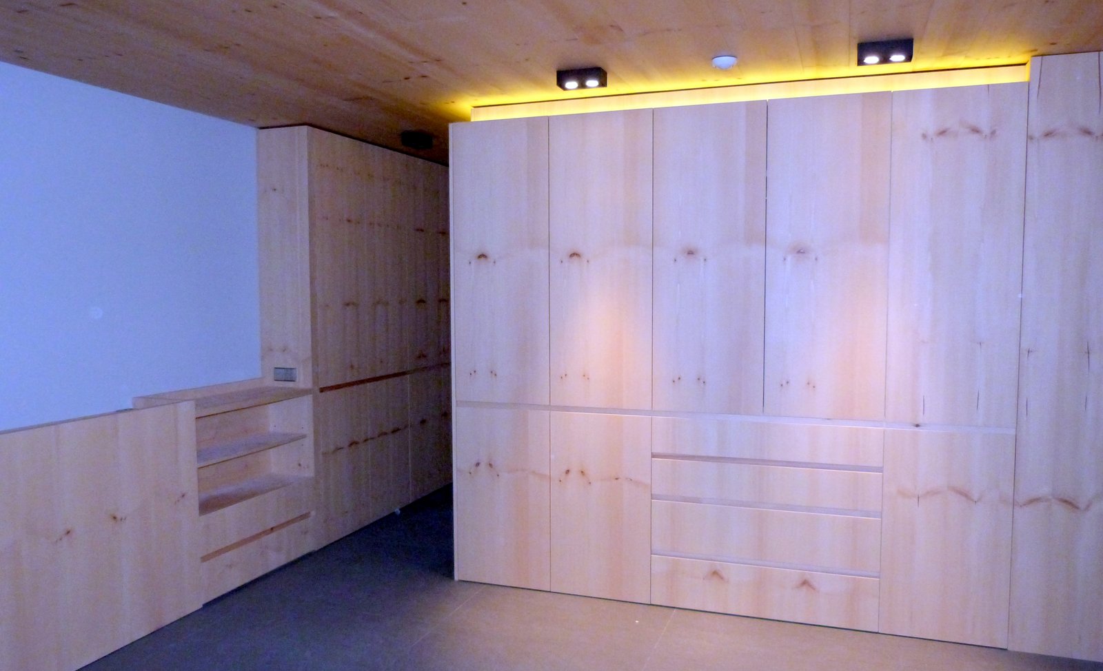 Fusteria Ebenisteria Confer Andorra. Alta decoració, interiorisme i Mobiliari a mida. Som la fusteria d'alt standing a Andorra. Podem fer tot tipus de treballs però som especialment eficients en mobiliari a mida per a pisos de luxe. Mobiliari a mida i especial per a: joieries, perfumeries, botigues de tot tipus, despatxos de consultores i bancs, habitatges alt standing. La manera de treballar d'Ebenisteria Fusteria Confer Andorra, reflex del coneixement de la tradició artesanal i la integració de les noves tecnologies, constitueix una combinació pròpia que imprimeix un segell distintiu als nostres productes i serveis. Posem a la seva disposició els nostres departaments tècnics i de disseny per a desenvolupar, pressupostar qualsevol projecte d'ebenisteria de luxe a preus competitius, que sigui del seu interès. Fusteria Confer Andorra realitza mobles de luxe a mida des de fa més de 25 anys. Des de llavors, les mans artistes dels nostres artesans han donat forma a infinitat d'estils i dissenys, dotant a cada peça d'un esperit elegant i personal. La marqueteria i la talla són tècniques artesanals i segell de la personalitat de les peces nascudes al nostre taller. Peces realitzades en fustes nobles i exòtiques, amb acabats perfectes que ens envolten en una estètica exclusiva i plaent. Aquesta és una tasca artesanal, un ofici tradicional. És aquesta una bellesa per a ser viscuda i gaudida. És aquesta una mostra de la passió que encomana les nostres vides i que volem compartir amb tots vostès.