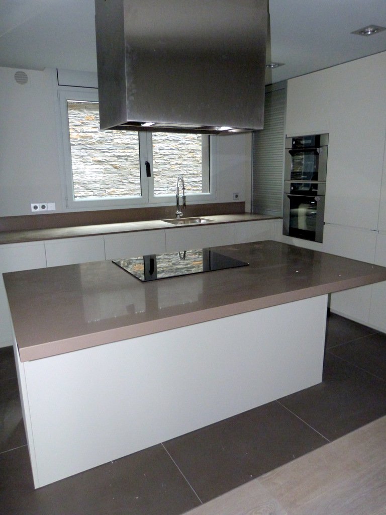 FUSTERIA EBENISTERIA CONFER Interiorisme i Decoració en Fusta Ebenisteria i Decoració Carretera de la Margineda, 32 AD500 SANTA COLOMA – Andorra la Vella PRINCIPAT D’ANDORRA Tel. +376 724 466 E-mail:  fusteriaconfer@andorra.ad . Ebenisteria de mobles a mida de tots els estils i restauració de mobles. Projectes d’ebenisteria a mida i fusteria de revestiments i tarimes, portes i finestres i tot tipus d’escales i baranes. BANYS A MIDA CUINES A MIDA MOBLES A MIDA PROJECTES EBENISTERIAQualitat i servei defineixen Fusteria de luxe Carpintería de lujo Ebenisteria Confer Andorra, que es caracteritza per un equip multidisciplinari i una oficina tècnica amb professionals de primera línia i anys d’experiència. Aquesta capacitat de treball permet fer realitat qualsevol disseny d’un arquitecte o interiorista a partir d’un simple esbós i, alhora, mantenir una interlocució amb el client que busca solucions per donar resposta a les necessitats funcionals d’un espai. Taller d’ebenisteria i fusteria de luxe i d’alta gamma. Som capaços de fer realitat un moble partint del plànol més detallat però també d’una idea mínima, un simple croquis, inspiració o element preexistent. En col·laboració amb arquitectes, interioristes i professionals del disseny, els nostres experts en fusta seleccionaran els materials i tècniques adequats perquè el moble adquireixi tot el seu potencial estètic i funcional i tingui un rendiment òptim en l’ús que se’n faci.