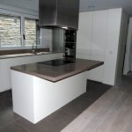 Qualitat i servei defineixen Fusteria de luxe Carpintería de lujo Ebenisteria Confer Andorra, que es caracteritza per un equip multidisciplinari i una oficina tècnica amb professionals de primera línia i anys d’experiència. Aquesta capacitat de treball permet fer realitat qualsevol disseny d’un arquitecte o interiorista a partir d’un simple esbós i, alhora, mantenir una interlocució amb el client que busca solucions per donar resposta a les necessitats funcionals d’un espai. Taller d’ebenisteria i fusteria de luxe i d’alta gamma. Som capaços de fer realitat un moble partint del plànol més detallat però també d’una idea mínima, un simple croquis, inspiració o element preexistent. En col·laboració amb arquitectes, interioristes i professionals del disseny, els nostres experts en fusta seleccionaran els materials i tècniques adequats perquè el moble adquireixi tot el seu potencial estètic i funcional i tingui un rendiment òptim en l’ús que se’n faci.