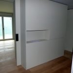 Qualitat i servei defineixen Fusteria de luxe Carpintería de lujo Ebenisteria Confer Andorra, que es caracteritza per un equip multidisciplinari i una oficina tècnica amb professionals de primera línia i anys d’experiència. Aquesta capacitat de treball permet fer realitat qualsevol disseny d’un arquitecte o interiorista a partir d’un simple esbós i, alhora, mantenir una interlocució amb el client que busca solucions per donar resposta a les necessitats funcionals d’un espai. Taller d’ebenisteria i fusteria de luxe i d’alta gamma. Som capaços de fer realitat un moble partint del plànol més detallat però també d’una idea mínima, un simple croquis, inspiració o element preexistent. En col·laboració amb arquitectes, interioristes i professionals del disseny, els nostres experts en fusta seleccionaran els materials i tècniques adequats perquè el moble adquireixi tot el seu potencial estètic i funcional i tingui un rendiment òptim en l’ús que se’n faci.