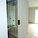 Qualitat i servei defineixen Fusteria de luxe Carpintería de lujo Ebenisteria Confer Andorra, que es caracteritza per un equip multidisciplinari i una oficina tècnica amb professionals de primera línia i anys d’experiència. Aquesta capacitat de treball permet fer realitat qualsevol disseny d’un arquitecte o interiorista a partir d’un simple esbós i, alhora, mantenir una interlocució amb el client que busca solucions per donar resposta a les necessitats funcionals d’un espai. Taller d’ebenisteria i fusteria de luxe i d’alta gamma. Som capaços de fer realitat un moble partint del plànol més detallat però també d’una idea mínima, un simple croquis, inspiració o element preexistent. En col·laboració amb arquitectes, interioristes i professionals del disseny, els nostres experts en fusta seleccionaran els materials i tècniques adequats perquè el moble adquireixi tot el seu potencial estètic i funcional i tingui un rendiment òptim en l’ús que se’n faci.