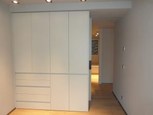 ARMARIS A MIDA ANDORRA. Armaris en què vostè tria tots els components. Amb els nostres armaris a mida, vostè tria totes les característiques: la mida, el color i l'estil. Pot triar portes amb frontissa o corredisses. També pot triar els accessoris d'interior que vulgui, perquè cada parell de sabates, camisa i mocador tingui el seu lloc. Però no s'amoïni, perquè si no sap què triar, tenim una infinitat de combinacions ja dissenyades per oferir-te.Fusteria Ebenisteria Confer Andorra. Alta decoració, interiorisme i Mobiliari a mida. Som la fusteria d'alt standing a Andorra. Podem fer tot tipus de treballs però som especialment eficients en mobiliari a mida per a pisos de luxe.