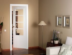 Fabriquem i instal·lem tot tipus de portes d'interior, batents, corredisses i pivotants. Amb la personalització dels acabats en qualsevol xapa envernissada o acabat lacat amb el color desitjat. Combinat amb els accessoris de perns, manetes i vidres a escollir entre multitud de propostes. Les portes poden venir envernissades del mateix proveïdor o les podem envernissar a les nostres instal·lacions de La Margineda aconseguint el color de la fusta que vulguem igualant-lo amb altres fustes ja instal·lades a la seva llar.